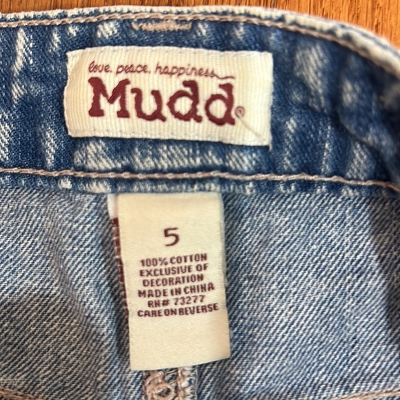 MUDD DISTRESSED ROW HEM DENIM SHORTS IN SIZE 5 - Picture 2 of 4